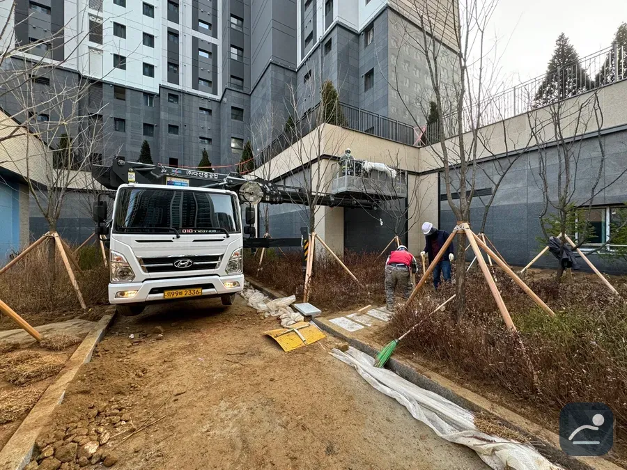 경남 고소작업차 유리·청소 작업 현장