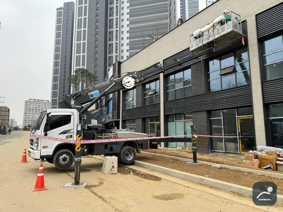 경남 고소작업차 간판 설치·철거 현장