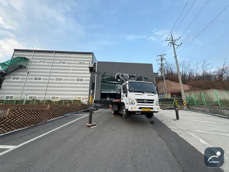 여수산업단지 고소작업차 자재 양중 현장